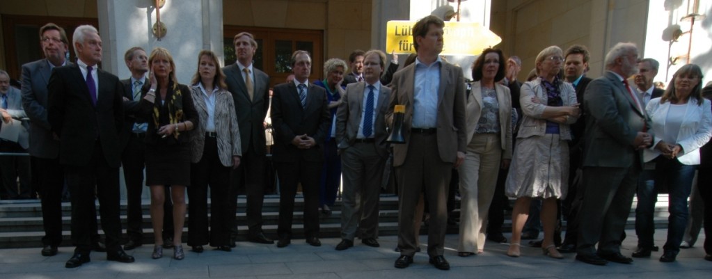 ( Bild der sich stellenden Politiker vor dem Landtag am 16.6. )